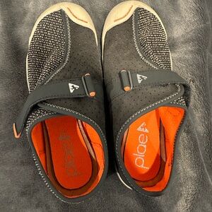 Plae size 2.5 big kid Black and Orange Cam Shoes